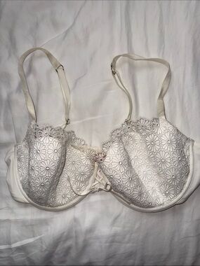 Victoria's Secret White Floral Lace Underwire Bra
